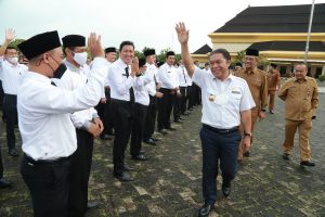 Pj Gubernur Al Muktabar Serahkan 862 SK PPPK Guru Provinsi Banten