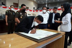 Pj Gubernur Banten Hadiri Penandatanganan Pakta Integritas Antara Kejati Banten dan DPRD 