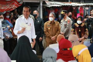 Pj Gubernur Al Muktabar Dampingi Presiden Jokowi Meninjau Harga Migor Curah di Pasar Baros