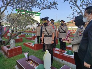 Wakapolda Banten Pimpin Ziarah Rombongan dan Tabur Bunga di TMP Ciceri