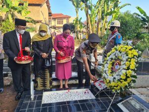 Polres Pandeglang Upacara Ziarah dan Tabur Bunga Peringati Hari Bhayangkara ke 76