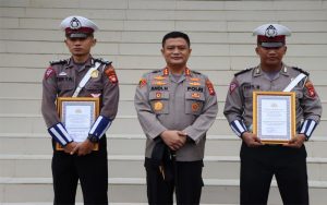 Gagalkan Aksi Percobaan Bunuh Diri, Kapolresta Pontianak Ganjar 2 Personil Sat Lantas Dengan Penghargaan