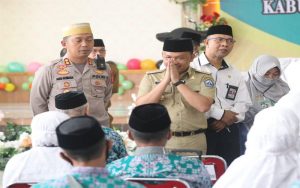 Lepas Jemaah Calon Haji asal Bantaeng, Ilham Azikin Minta Jaga Nama Baik Daerah