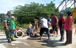 Koramil 04/LL Kodim 0312/Padang Goro Bersama Warga