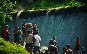 Puluhan Warga Terjun ke Sungai Berebut Kepala Kerbau Pada Tradisi ‘Nyadran’ di Dam Bagong Trenggalek