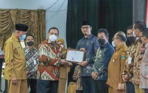 Walikota Erman Safar Terima Penghargaan dari KPK, Penilaian MCP 2021 Tertinggi di Sumbar