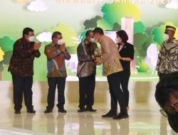 Bersama Ganjar Pranowo, Pariyanto SH Terima Penghargaan Nasional