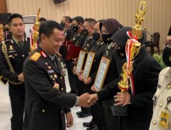 Kapolda Banten Menyerahkan Penghargaan Kepada Personel 