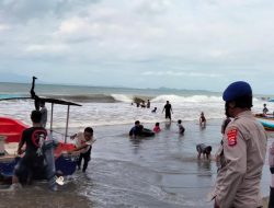Waspada Gelombang Tinggi, Ditpolairud Polda Banten Himbau Pengunjung Pantai Anyer