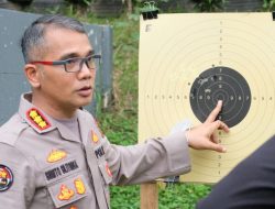 Tak Hanya Jago Menulis, Personel Bidhumas Polda Banten Juga Jago Menembak