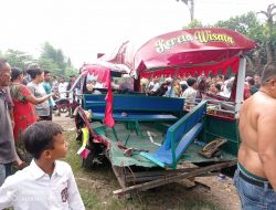 Satlantas Polres Serang Evakuasi Odong-Odong yang Tertabrak Kereta