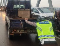 Cerita Sat Lantas Polres Kubu Raya Bantu Dorong Mobil Mogok di Atas Jembatan Tol Desa Kapur