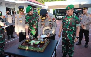 Korem 031/WB Berikan Kejutan Datangi Kediaman Kapolda Riau Hari Bhayangkara ke-76