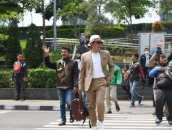 Ridwan Kamil Bergaya Bak Seorang Model di Citayam Week