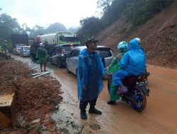 Licin Akibat Tanah Longsor, Babinsa Kelurahan Indarung Padang Bantu Kelancaran Lalulintas Pengendara Jalan