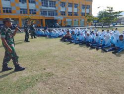 Tingkatkan Disiplin Siswa, Koramil 01/PBU Kodim 0312/Padang Berikan pendidikan Berbaris