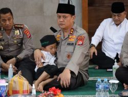 Kapolda Banten Gendong dan Pangku Anak Yatim Hingga Tertidur Pulas