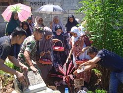 Babinsa Koramil 04/LL Kodim 0312/Padang Hadiri Pemakaman Warga Binaan