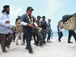 Penjabat Gubernur Banten Al Muktabar Bersih-bersih Pantai di Pulau Sangiang