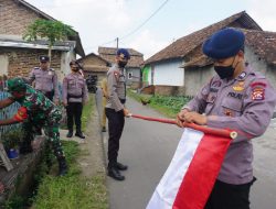 Satbrimob Polda Banten Laksanakan Pembagikan Bendera Merah Putih Kepada Masyarakat