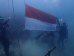 Pj Gubernur Al Muktabar Hadiri Upacara Pengibaran Bendera Merah Putih di Bawah Perairan Selat Sunda