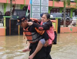 Patroli SAR Batalyon B Pelopor Satbrimob Polda Kalbar Bantu Masyarakat Korban Banjir