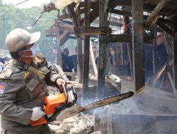 Satpol PP Kabupaten Serang Bongkar Puluhan Bangunan PKL Pasar Cimol