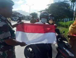 Babinsa Koramil 04/LL Kodim 0312/Padang Bagikan Bendera Merah Putih