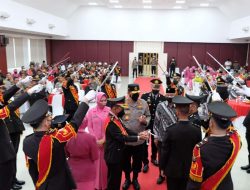 Kapolda Riau Lepas Secara Tradisi 62 Personel Yang Masuk Purna Bhakti