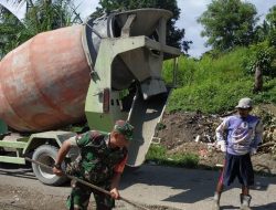 Mudahkan Aktivitas Masyarakat, Babinsa Kelurahan Tanjung Aur Koramil 04/LL Bantu Warga Cor Jalan