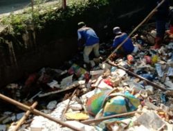 Jadi Biang “Kerok” Banjir DPUPR Depok Terjunkan Personil Bersihkan Sampah di Kali Dipo
