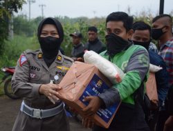 Peduli Sesama, Dirlantas Polda Banten Bagikan Paket Sembako Kepada Tukang Ojek