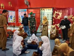Babinsa Sambangi Siswa SMPN 24 Bikin Kerajinan di Sekolah