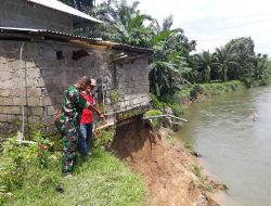 Peduli Warga Terdampak Banjir, Babinsa Koramil 04/LL Lakukan Monitoring Wilayah