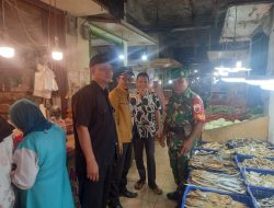 Babinsa Koramil 04/LL Rutin Lakukan Monitoring Harga Sembako di Pasar