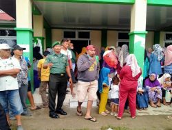 Babinsa Mendampingi Masyarakat Penerima BLT di Kelurahan Batuang Taba Padang