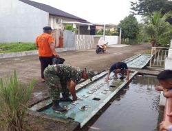 Babinsa Koramil 04 l/LL Bersama Warga Gotong Royong Bersihkan Irigasi
