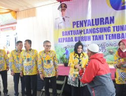 Bupati Serahkan BLT ke 125 Petani Tembakau di Petungkriyono