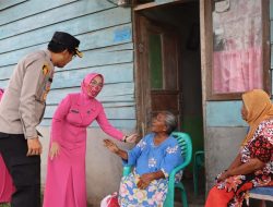 Dampak Naiknya BBM, Polres Mukomuko Bagikan Sembako Pada Warga