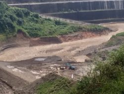 Diduga Tergerus Aliran Sungai Tanggul Inlet Terowongan Bendungan Leuwikeris Jebol
