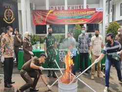 Kejari Ciamis Musnahkan Boneka Sihir dan Buhul Tanah Makam