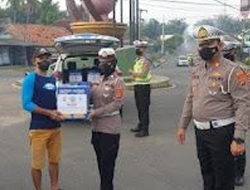 Kasat Lantas Polres Way Kanan Bagikan Bansos ke Pengendara