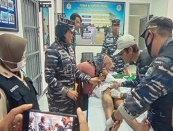 Sambut HUT Ke 77 TNI AL Lanal Bandung Gelar Bakti Kesehatan dan Sunatan Masal