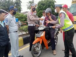 Sebanyak 300 Lembar Kupon BBM Gratis Dibagikan Satlantas Polres Mukomuko