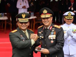 Kompak dan Guyup, Kapolda Banten Beri Kejutan Danrem 064 Maulana Yusuf Saat HUT TNI ke-77
