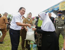 Pj Gubernur Banten Bersama Pokja Pembangunan RS Adhyaksa Provinsi Banten Lakukan Bakti Sosial