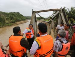 Pj Gubernur Banten Al Muktabar Tinjau Jembatan Terputus Akibat Bencana Banjir Kabupaten Lebak