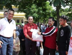 Pj Gubernur Al Muktabar Serahkan 1192 Paket Sembako Untuk Pramubakti Pemprov Banten