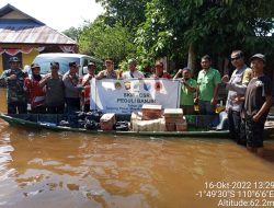 PT SKM Ketapang Serahkan Bantuan ke-Warga Terdampak Banjir