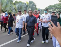 Pj Gubernur Al Muktabar Serahkan Hadiah Utama Jalan Sehat HUT Ke-22 Provinsi Banten